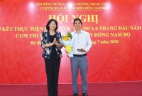 Phó Chủ tịch nước Đặng Thị Ngọc Thịnh tặng hoa ông Lâm Ngọc Nhâm, Chủ tịch HĐQT Hợp tác xã Nông nghiệp - Thương mại Dịch vụ Bàu Mây là gương điển hình tiên tiến của tỉnh BR-VT.